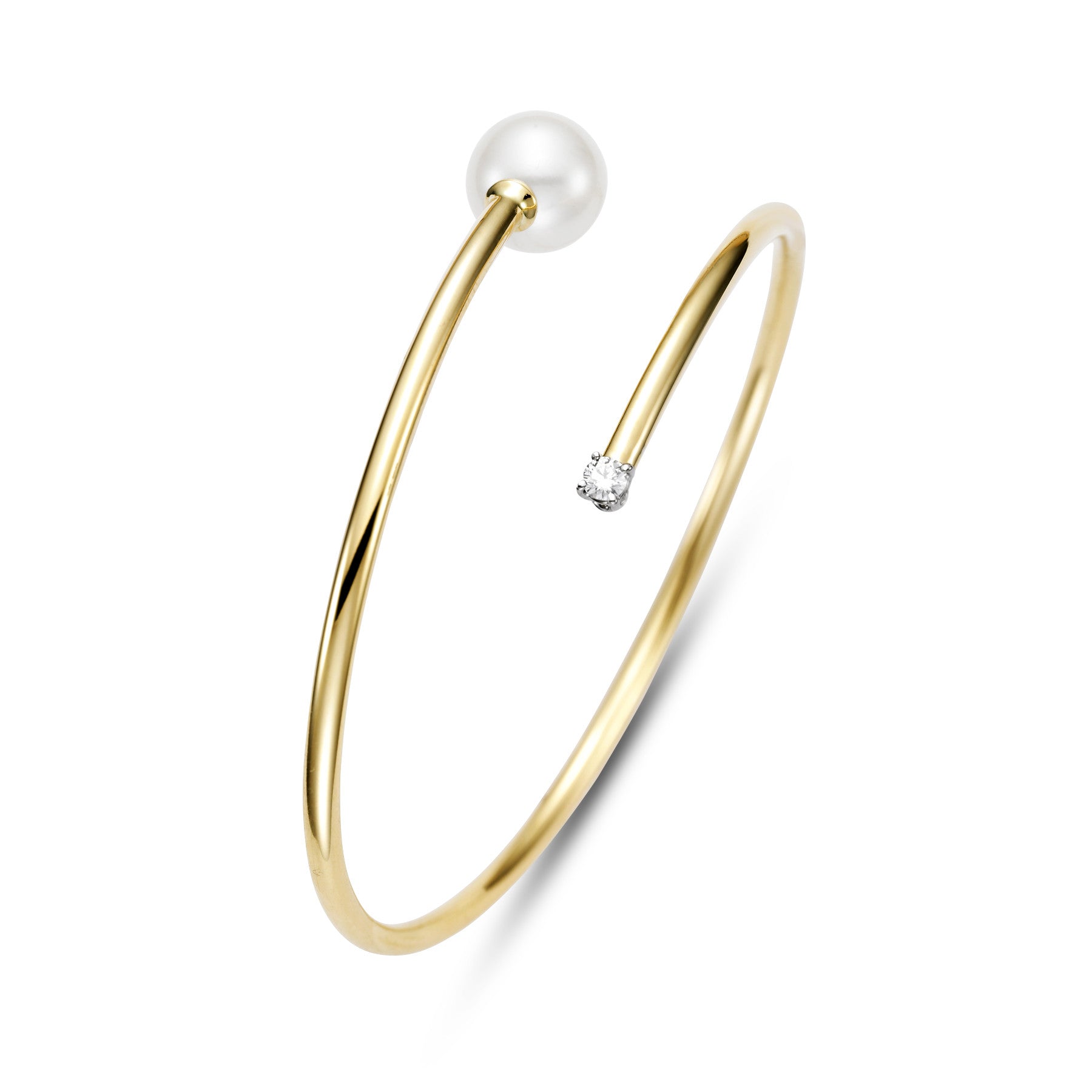 Beautiful pearl bypass bracelet in 18k yellow gold with diamond accent. 