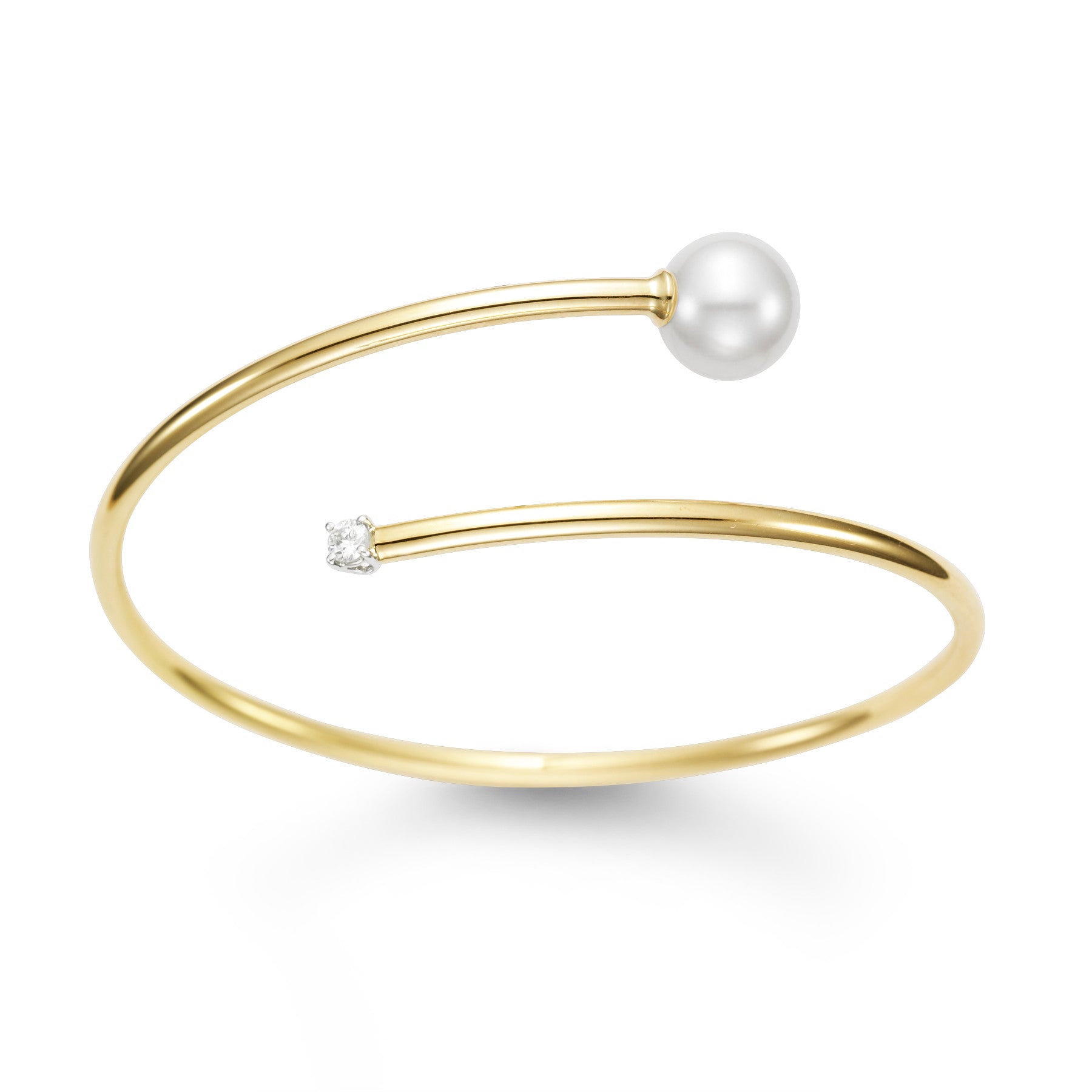Lovely 18k yellow gold bracelet with Pearl and diamond accent. 